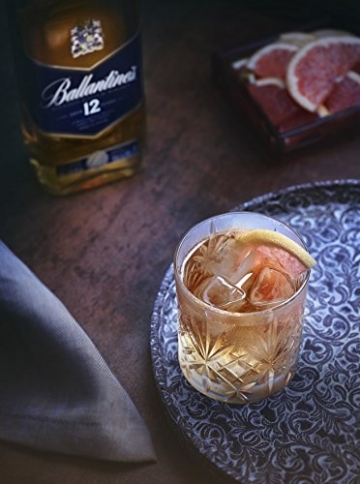 Ballantines 12 Blended Scotch Whisky – 12 Jahre alter milder Blend aus schottischen Malt & Grain Whiskys – Mit Honig-, Fruchtaromen & Gewürznoten – 1 x 0,7 L - 7