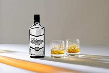 Ballantines Finest Blended Scotch Whisky – Milder Blend aus schottischen Malt & Grain Whiskys – Mit zartem Geschmack, ausgereiftem Aroma & frischem Abgang – 1 x 0,7 L - 5