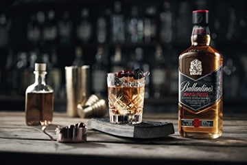 Ballantines Hard Fired Blended Scotch Whisky – Hard fired Whisky aus doppelt ausgebrannten Eichenfässern für einen besonders rauchig & würzigen Geschmack – 1 x 0,7 L - 3