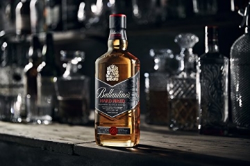 Ballantines Hard Fired Blended Scotch Whisky – Hard fired Whisky aus doppelt ausgebrannten Eichenfässern für einen besonders rauchig & würzigen Geschmack – 1 x 0,7 L - 4