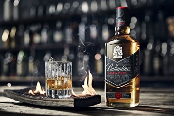 Ballantines Hard Fired Blended Scotch Whisky – Hard fired Whisky aus doppelt ausgebrannten Eichenfässern für einen besonders rauchig & würzigen Geschmack – 1 x 0,7 L - 6