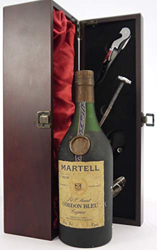Martell Cordon Blue Cognac (1970's bottling) in einer mit Seide ausgestatetten Geschenkbox, da zu 4 Weinaccessoires, 1 x 700ml - 1