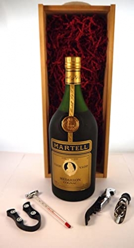 Martell Medaillon VSOP Cognac 1980's (cork stopper) (100cls) in einer Geschenkbox, da zu 4 Weinaccessoires, 1 x 700ml - 1